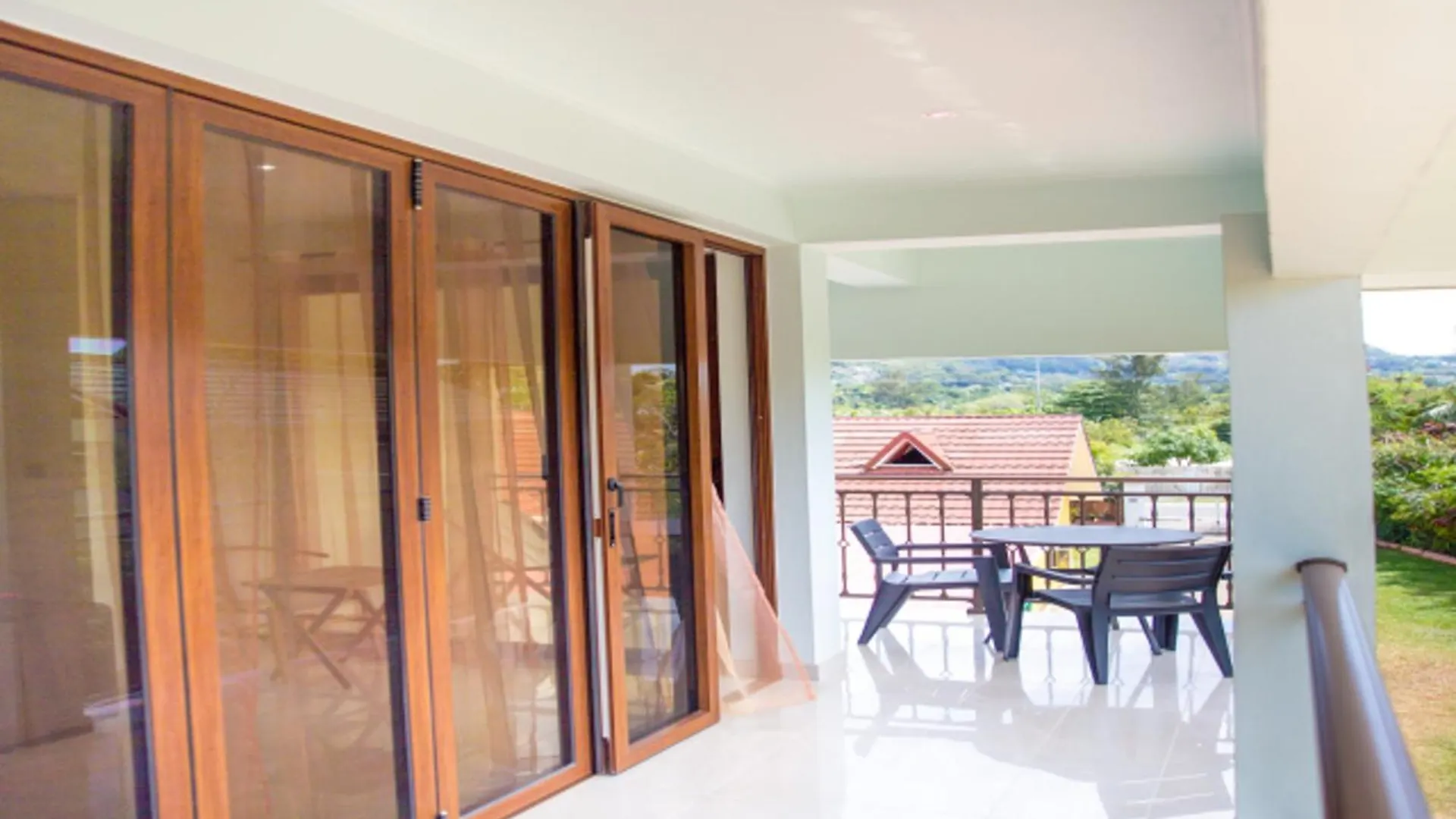 Au Cap Bright Apartment With Mountain View At The Cape 68 M² + Terrace 0*, Au Cap